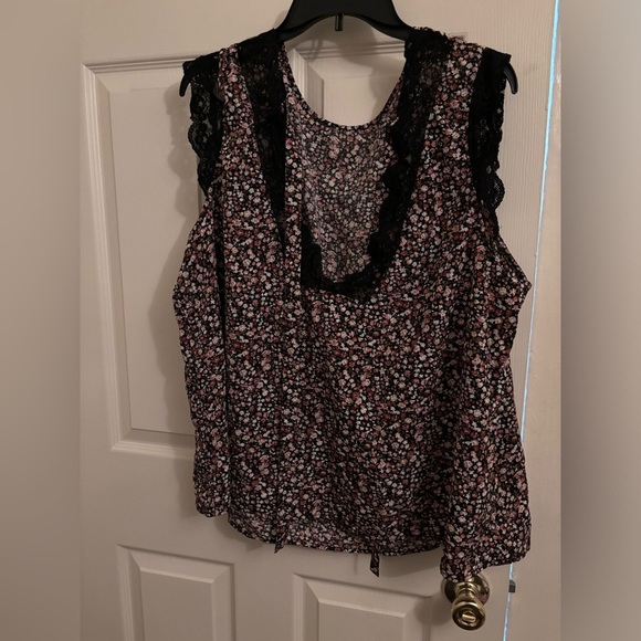 Floral sleeveless top with lace trim on sleeves and back of shirt size 4x - Picture 1 of 5